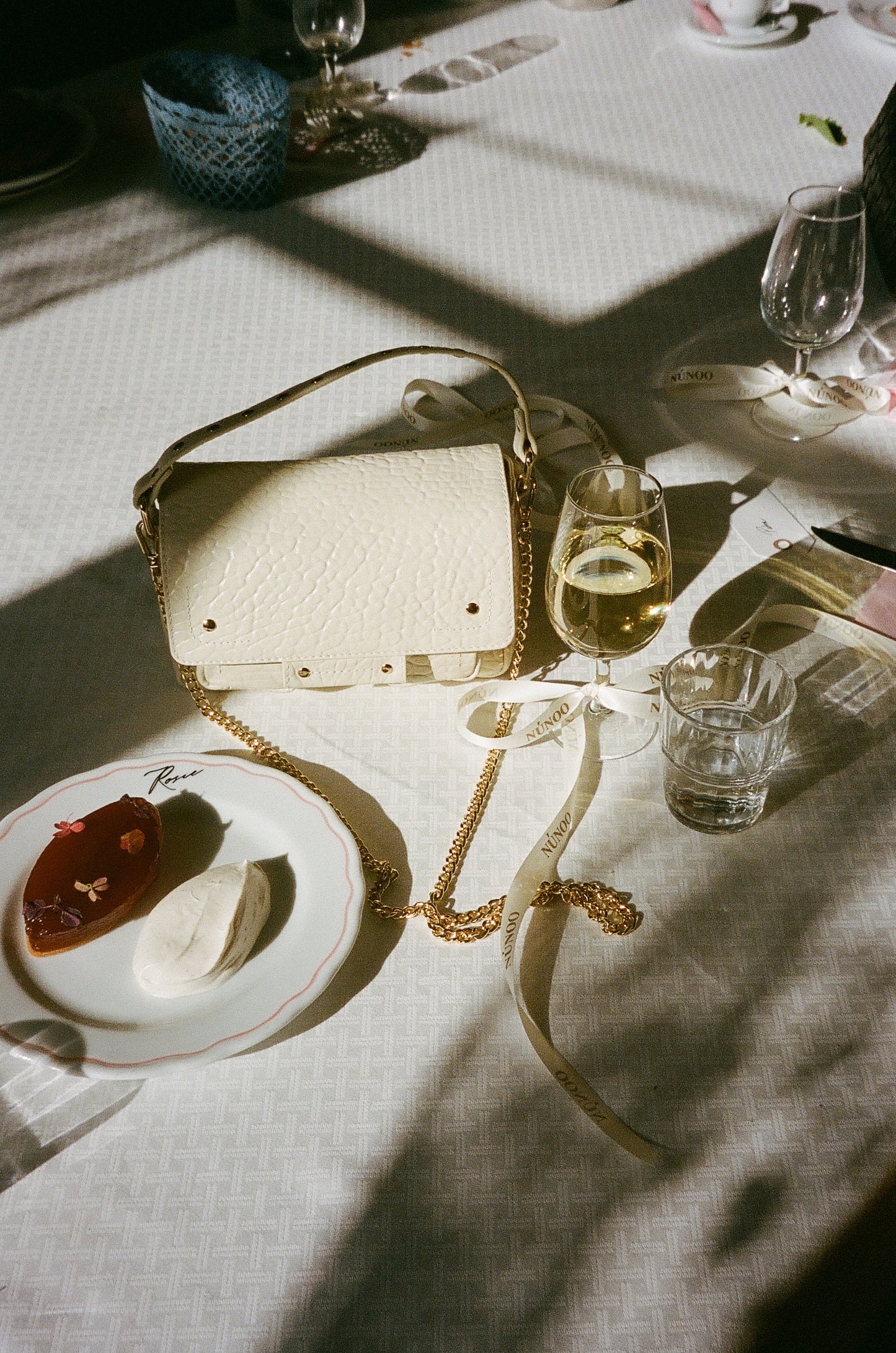Núnoo Small Honey new zealand beige w. gold Small bag Beige