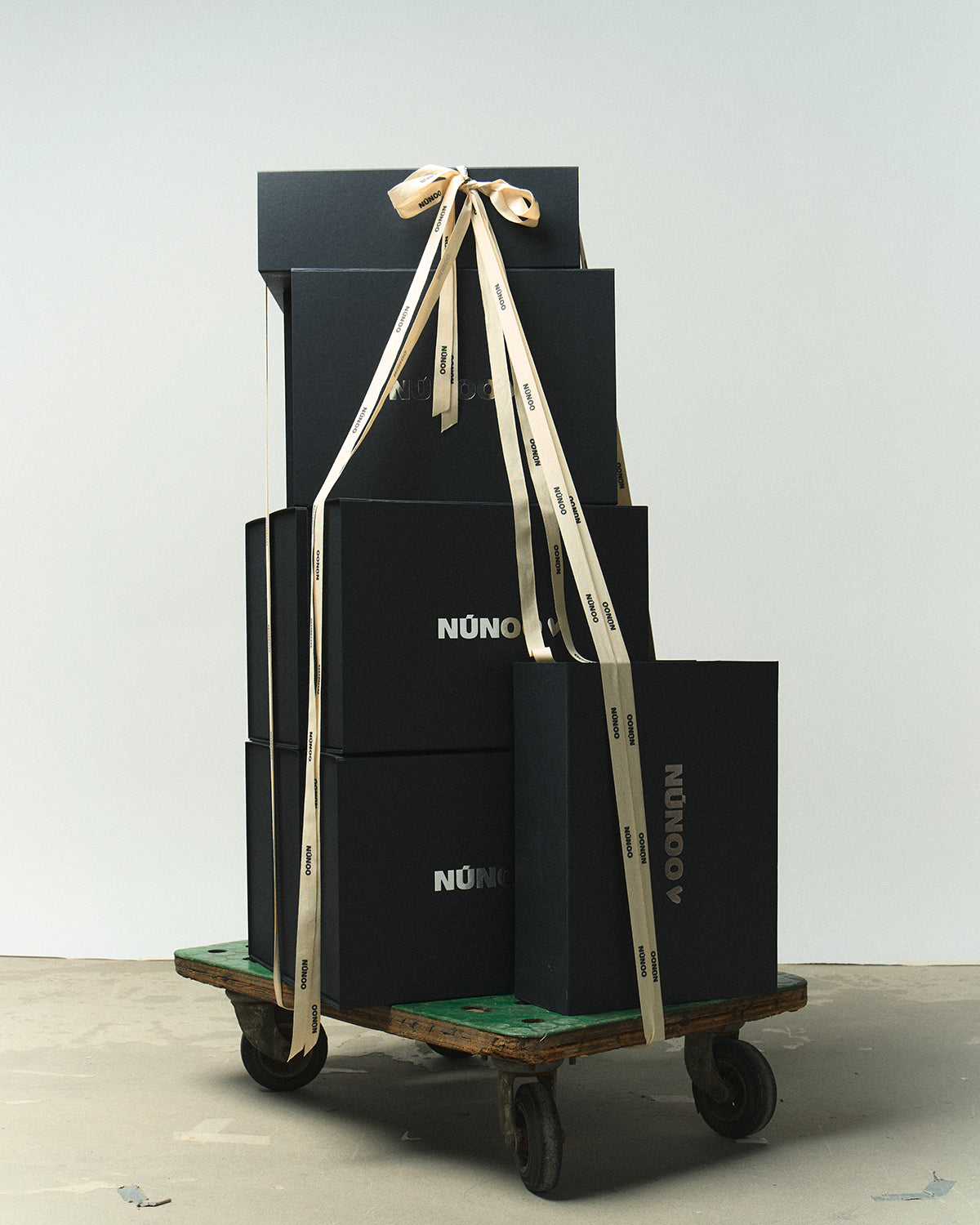 Núnoo Christmas Gift Box Maxi Black